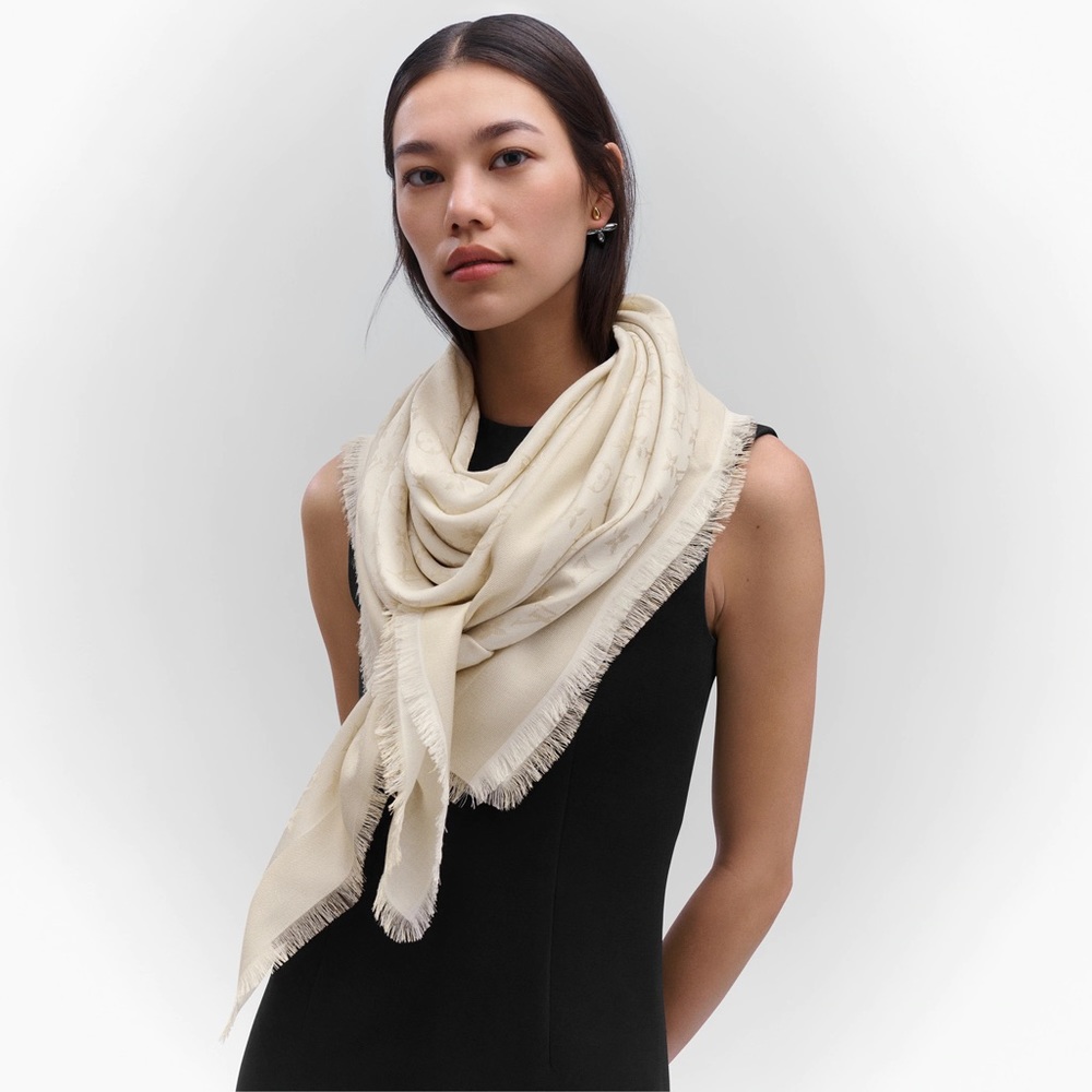 Auth. Vuitton Châle Monogram White Shawl in Metallic Lurex Silk Jacquard